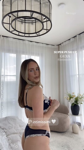 Liz Kaeber nude photo 10