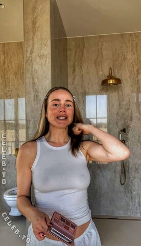 Liz Kaeber nude photo 1
