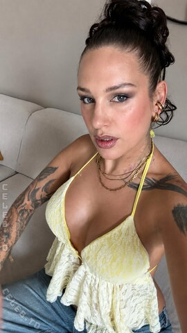 Liza Waschke nude photo 2