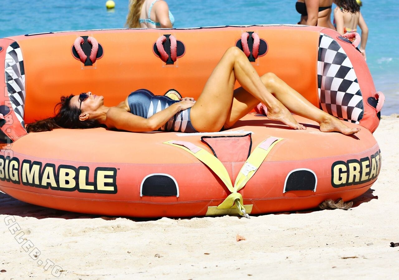 Lizzie Cundy nude photo 2