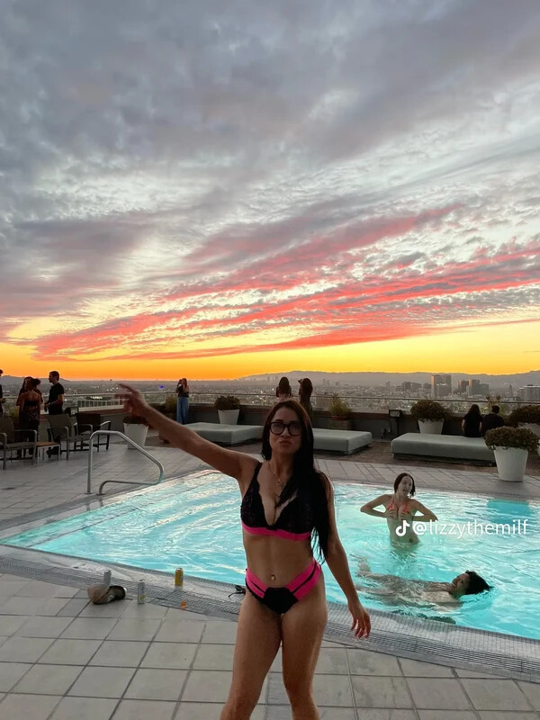 Lizzy nude photo 1