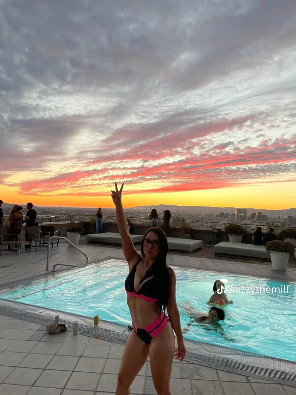 Lizzy nude photo 4