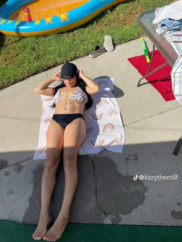 Lizzy nude photo 1