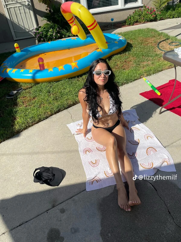 Lizzy nude photo 2