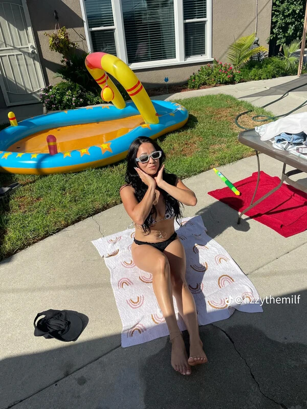 Lizzy nude photo 3