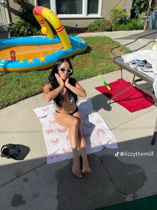 Lizzy nude photo 6