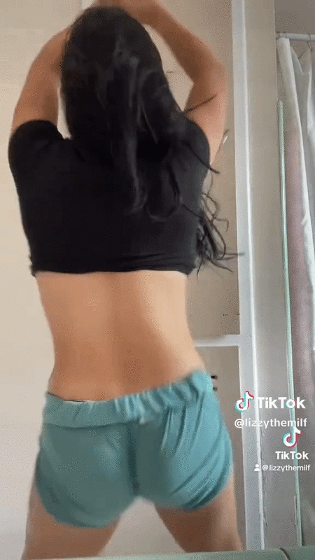 Lizzy nude photo 2