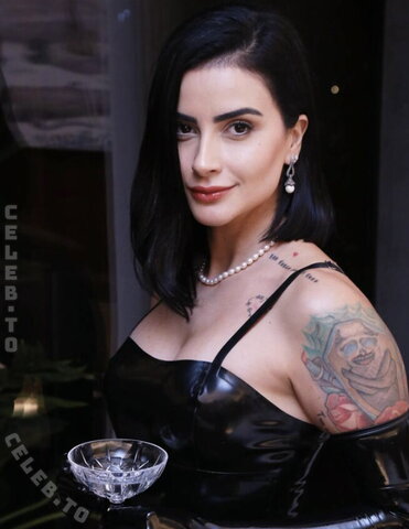Lola Benvenutti – LOLA BENVENUTTI: THE WOMAN OF LETTERS AND PAID SEX She studied literature, is pursuing postgraduate…