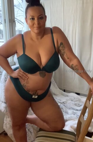 Lola Odusoga nude photo 8