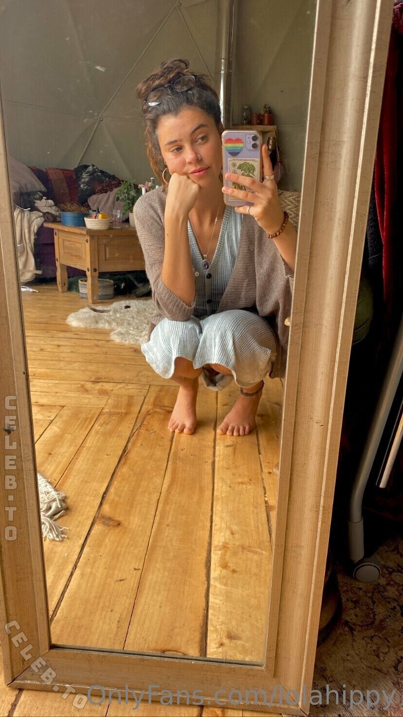 lolahippy nude photo 1