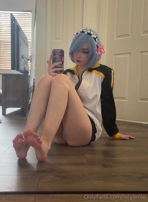 lolyomie nude photo 6