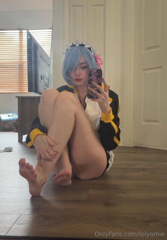 lolyomie nude photo 8