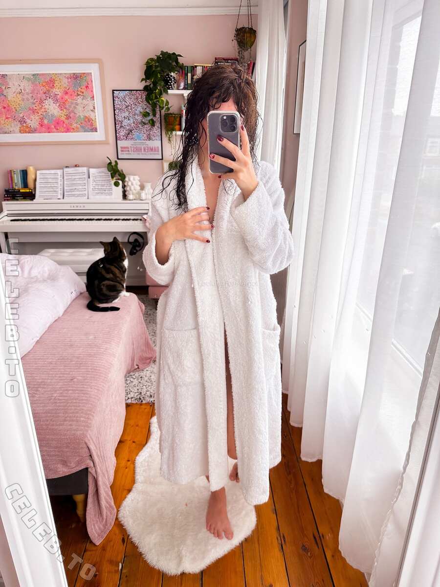lookingformargot nude photo 1