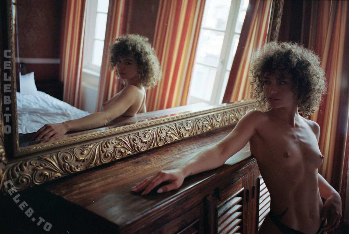 Loralio nude photo 3
