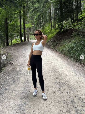 Louisa Laureen Hot (1 photo)