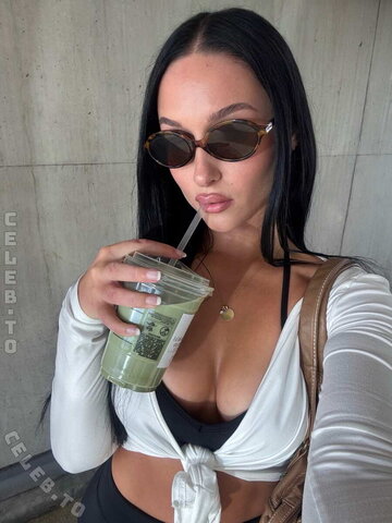 Luana He nude photo 2