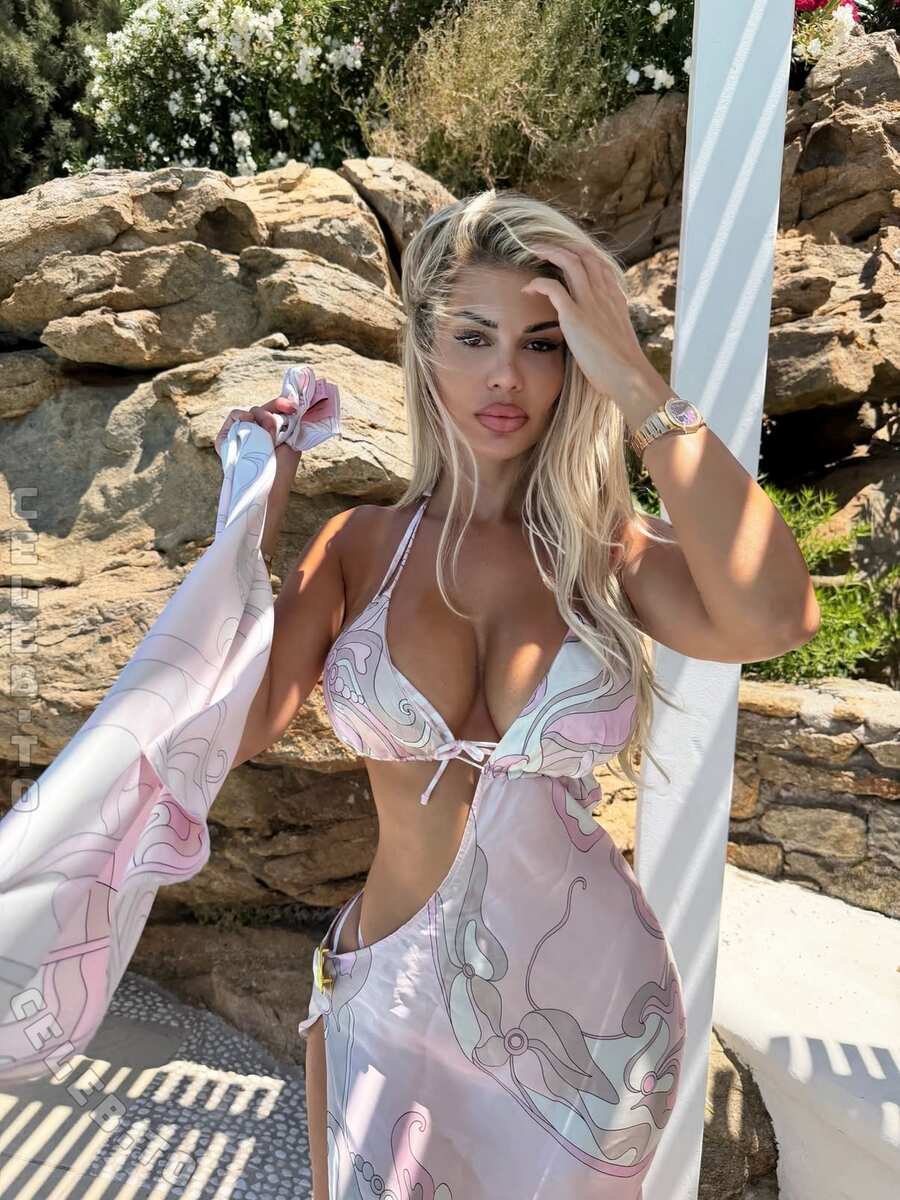 Luana Vjollca nude photo 11