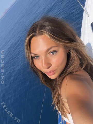 Lucy Lacht nude photo 4