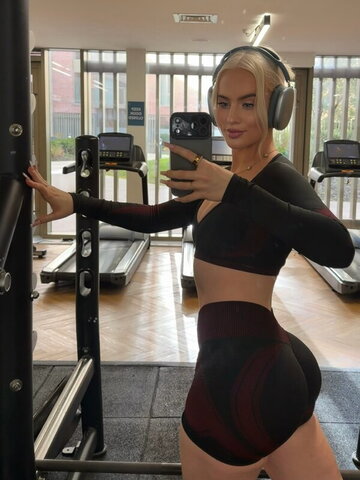 Lucy Newcombe nude photo 1