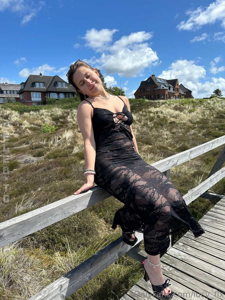 Lucy Schiller nude photo 1