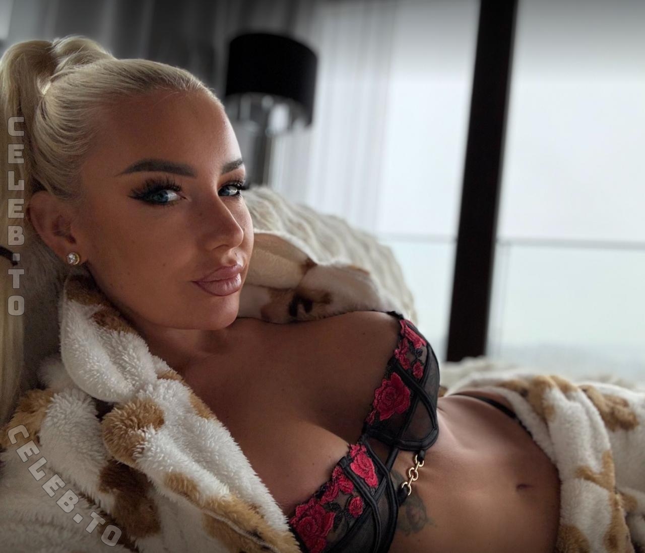 Lucy Sea nude photo 3