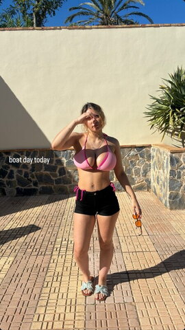 Lucyy.moss nude photo 7