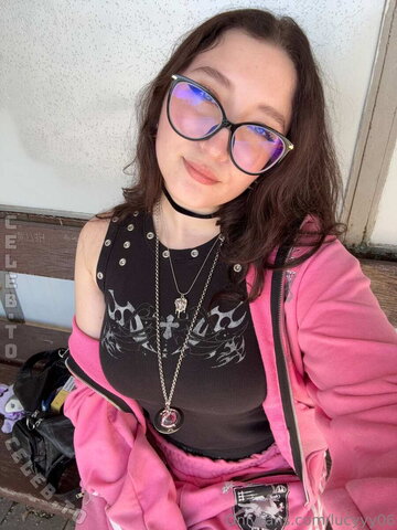Lucyyy06 – I may look well-behaved… but would you dare to find out if that’s true?😇🩷🖤