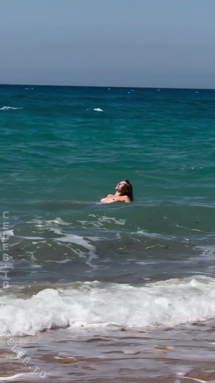 Luisa Hartema nude photo 4