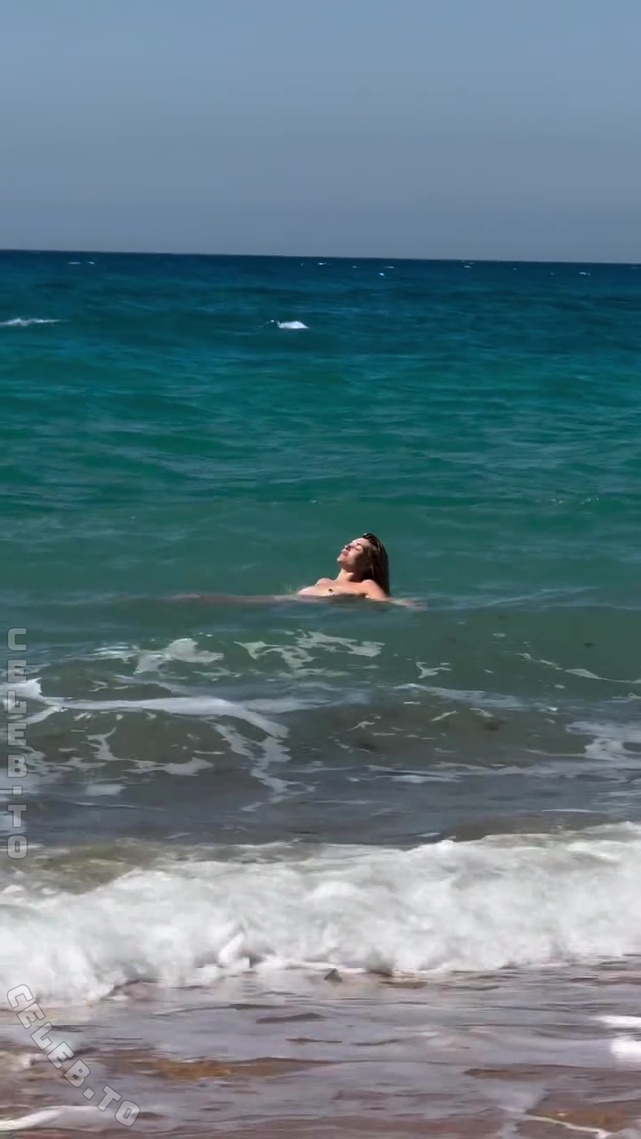 Luisa Hartema nude photo 5