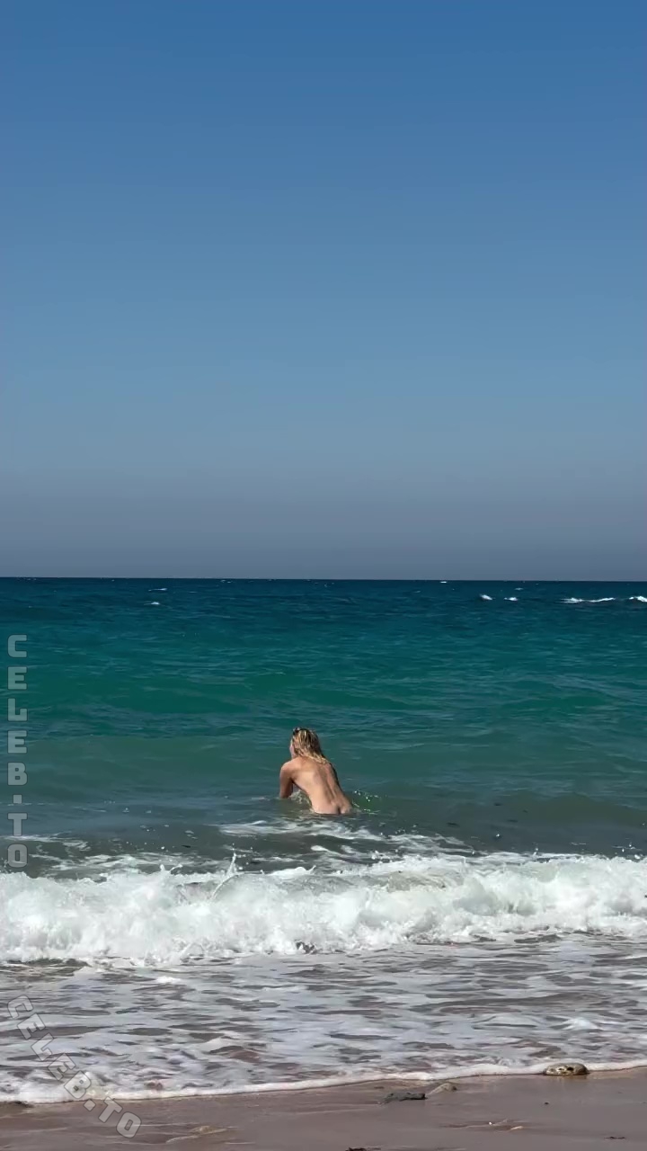 Luisa Hartema nude photo 6