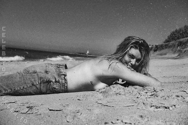 Luisa Hartema nude photo 9