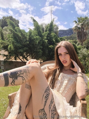 Luisa Muskelmensch – "I am the most unprincess-like princess in the world 🤭" Little tea time in the afternoon sun? Wi…