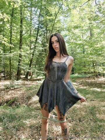 Luisa Muskelmensch – "Into the wild or so 😏 did a little something against the current forest fire danger 🤭"