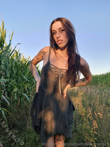 Luisa Muskelmensch – "A cornfield is sooooo romantic 👀🌽" "We did a corn in a cornfield 😜😂 I love it 👀"