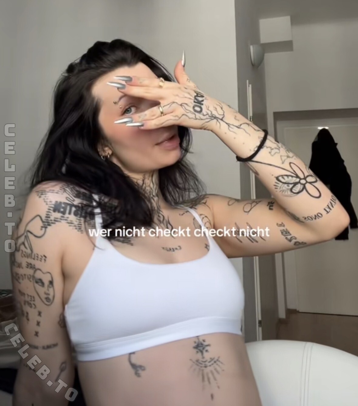 Luna Antonia nude photo 3