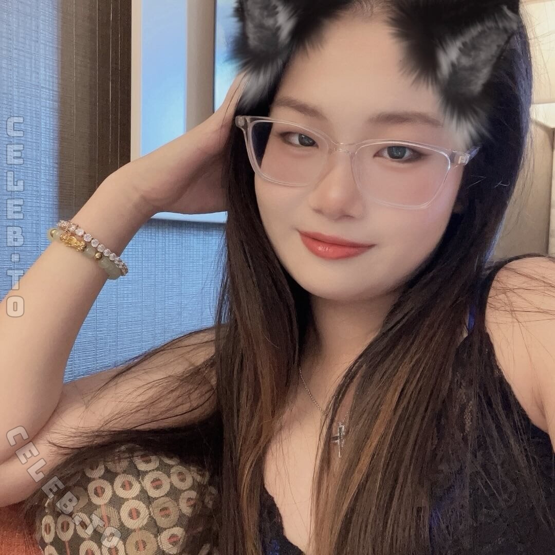 Luna Su nude photo 1