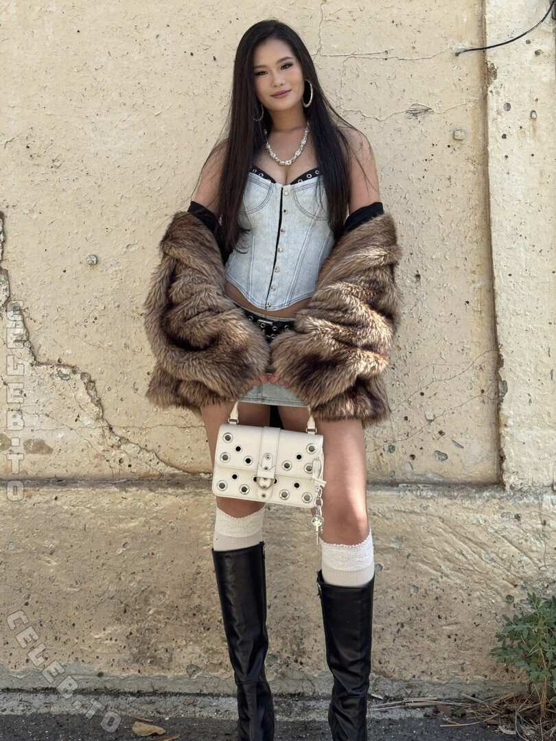 Luna Su nude photo 2