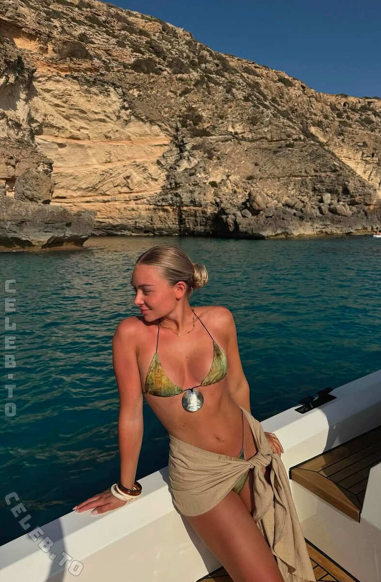 Luuxisa nude photo 1