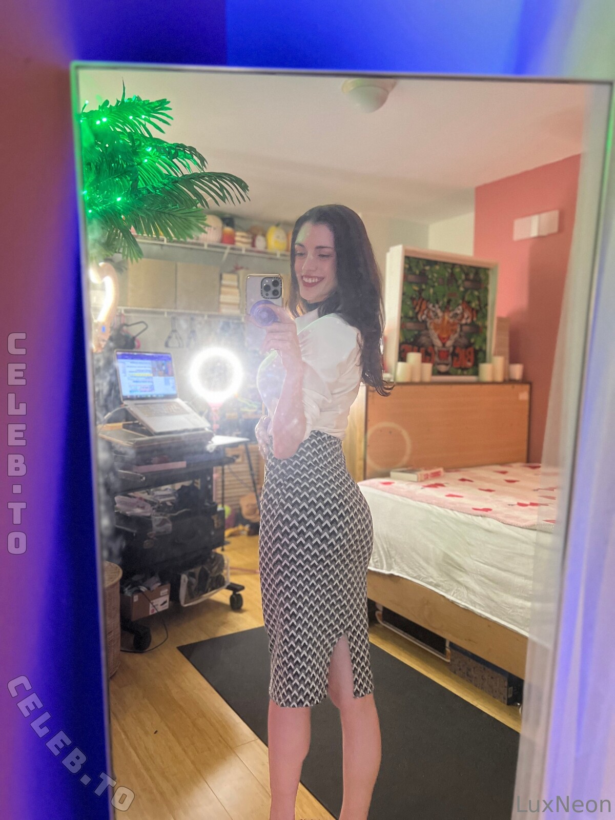 Luxneon nude photo 9