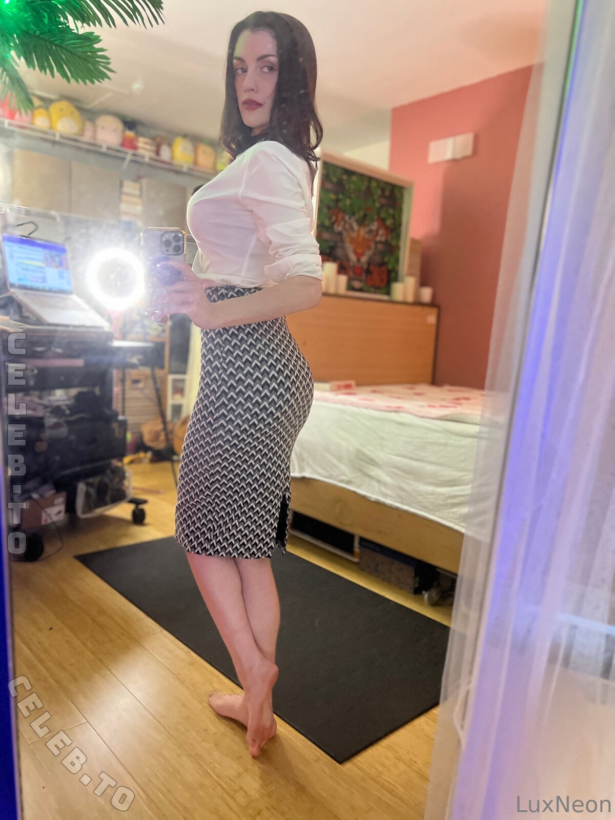 Luxneon nude photo 14