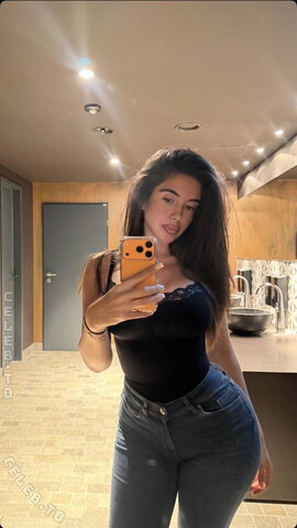 Lya Aylin – How hot she presents her curves