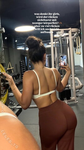 Lya Aylin – Presents her ass
