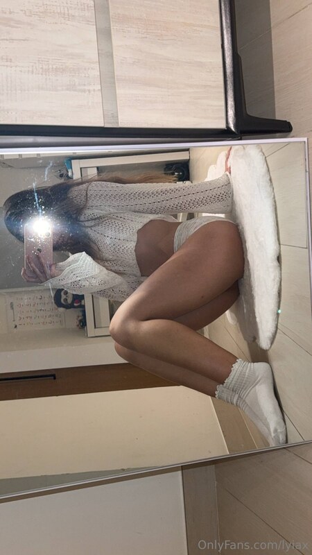 Lyiax nude photo 3
