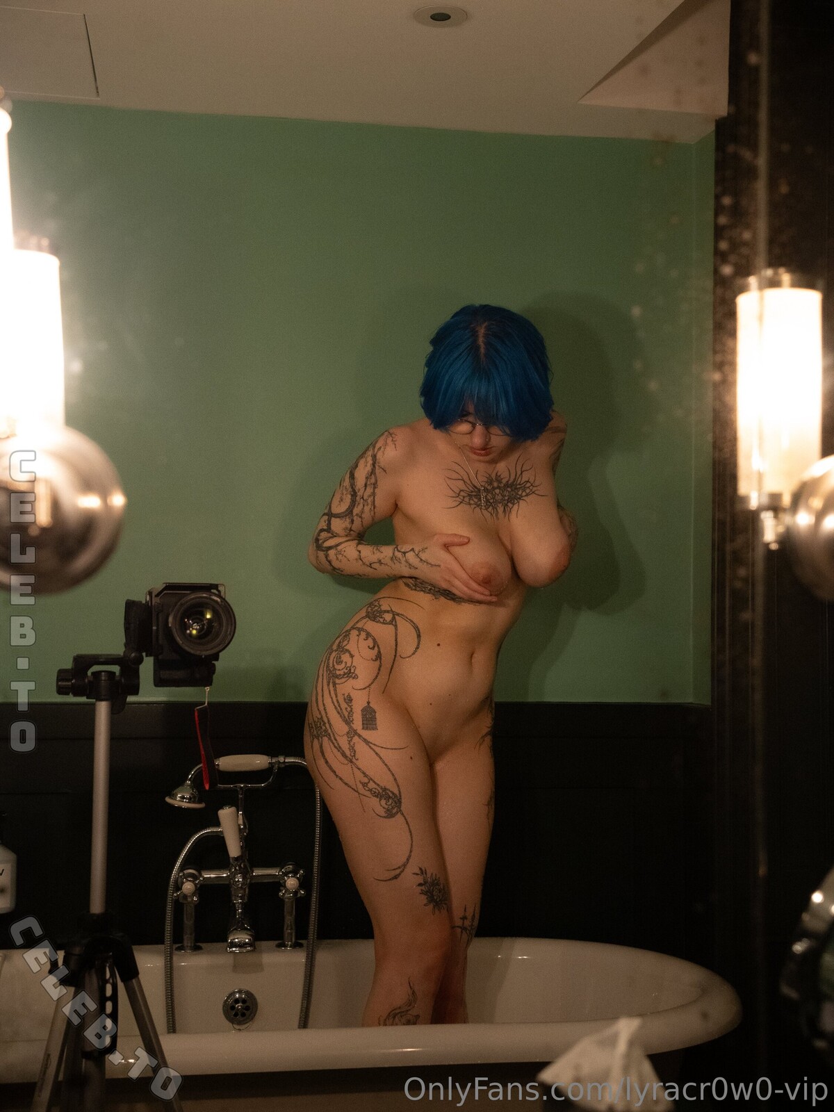 lyracr0w0 nude photo 2