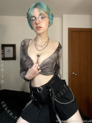 lyracr0w0 nude photo 18