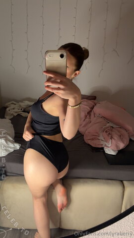 lyrafoxx nude photo 4