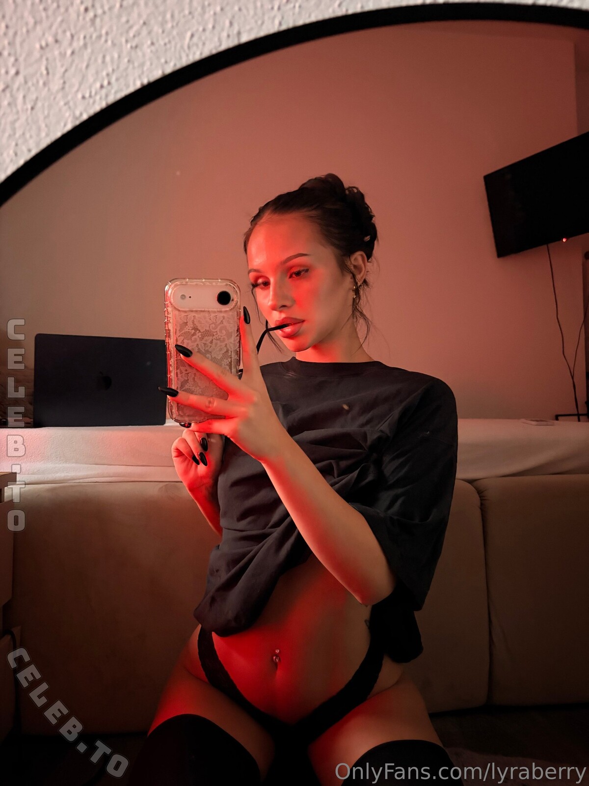 lyrafoxx nude photo 1