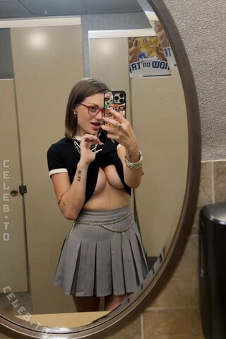 Lyss-addicted nude photo 1