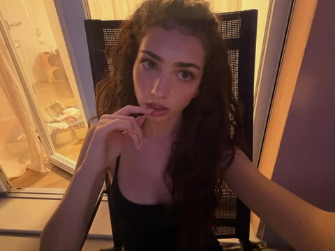 Lyzzahh nude photo 1