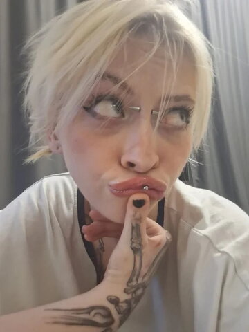 M1mmi nude photo 2